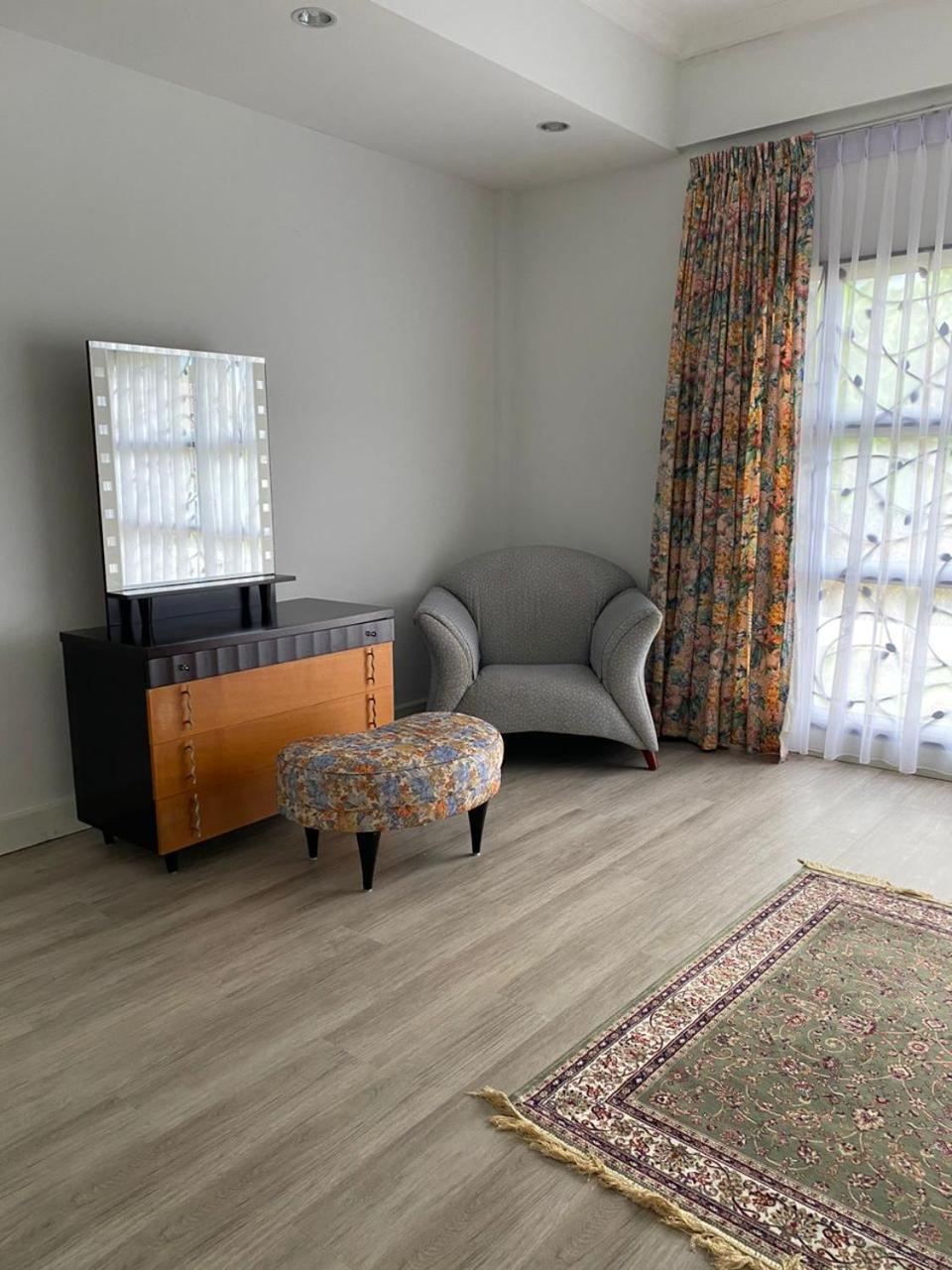 Вилла Karya Retreat Кучинг Экстерьер фото